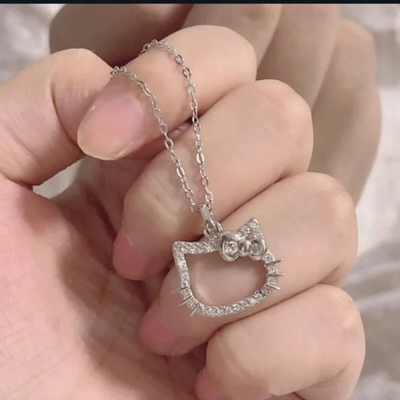 Other - 💜💜NEW💜💜PRECIOUS!! HELLO KITTY NECKLACE in SILVER 💜💜